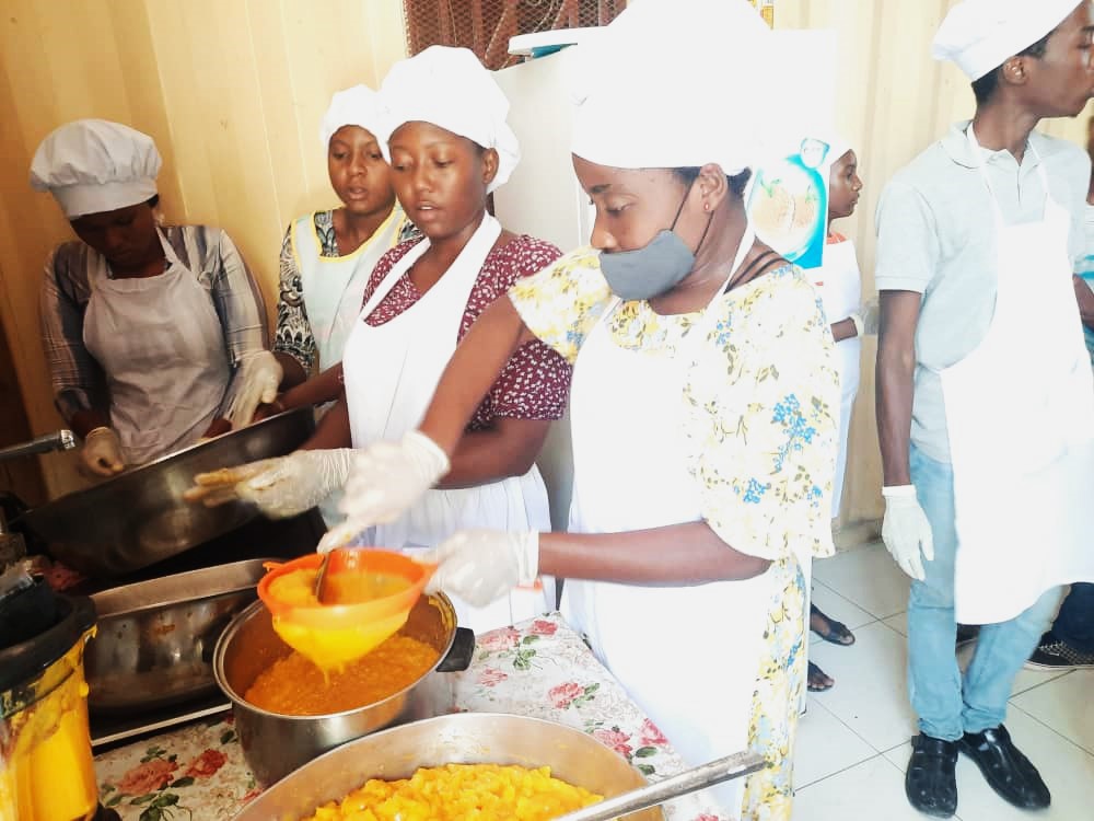 Cours ananas transformation jus Haïti TIC-BAI