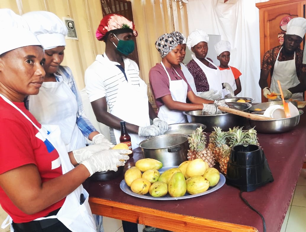 Cours ananas fruits ensemble Haïti TIC-BAI